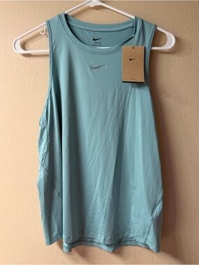 Nike Tank NWT